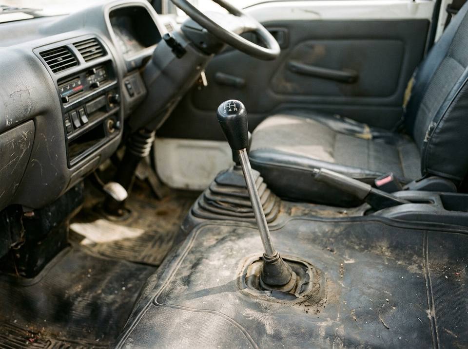 Floor-mounted 5-speed manual gear lever in a kei truck