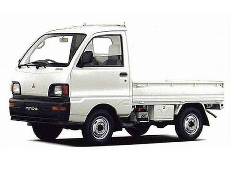 Mitsubishi Minicab kei truck, 3/4 front view