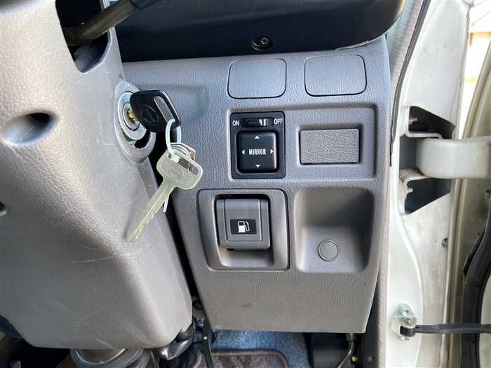 2004 Hino Liesse II KK-HDB51M (UW-6a0e682895f6a)[19]