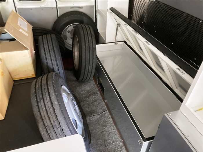 2005 Toyota Coaster PB-XZB51 (UW-6a0e682953320)[21]