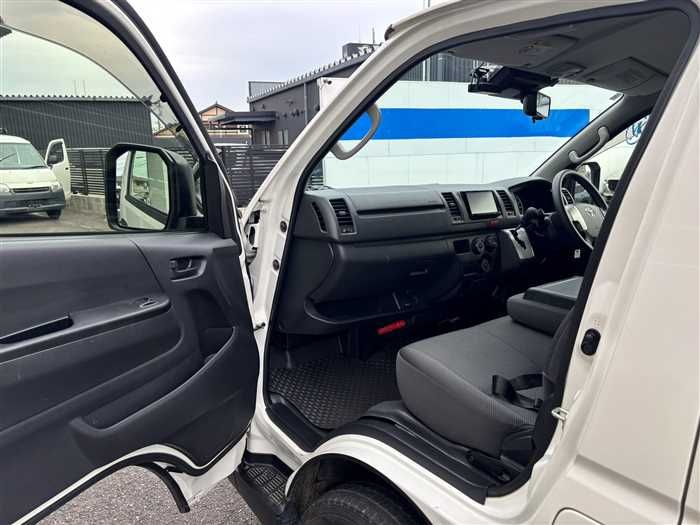 2022 Toyota Hiace Van TRH200V (UW-6a0e6852549aa)[11]