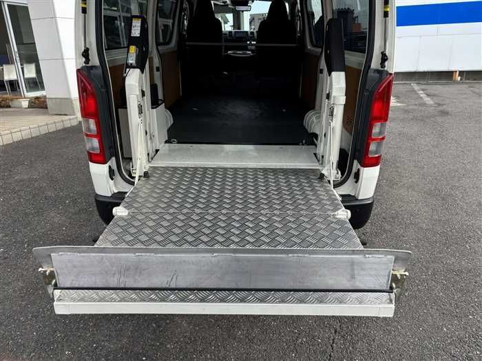 2022 Toyota Hiace Van TRH200V (UW-6a0e6852549aa)[14]