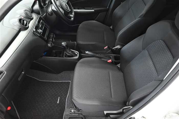 2017 Suzuki Swift DBA-ZC83S (UW-6a0e683b92600)[11]
