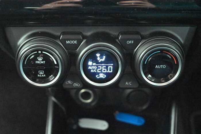 2017 Suzuki Swift DBA-ZC83S (UW-6a0e683b92600)[17]