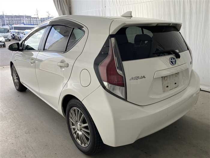 2015 Toyota Aqua DAA-NHP10 (UW-6a0e683704815)[3]