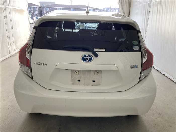2015 Toyota Aqua DAA-NHP10 (UW-6a0e683704815)[5]