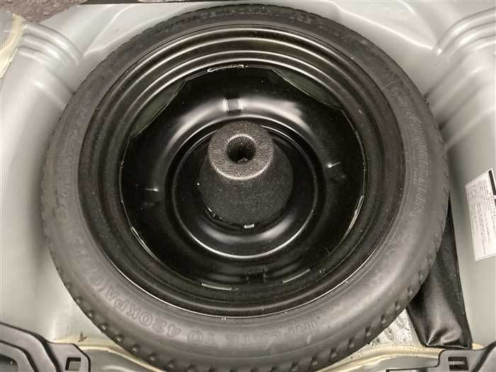 2015 Toyota Aqua DAA-NHP10 (UW-6a0e683704815)[12]