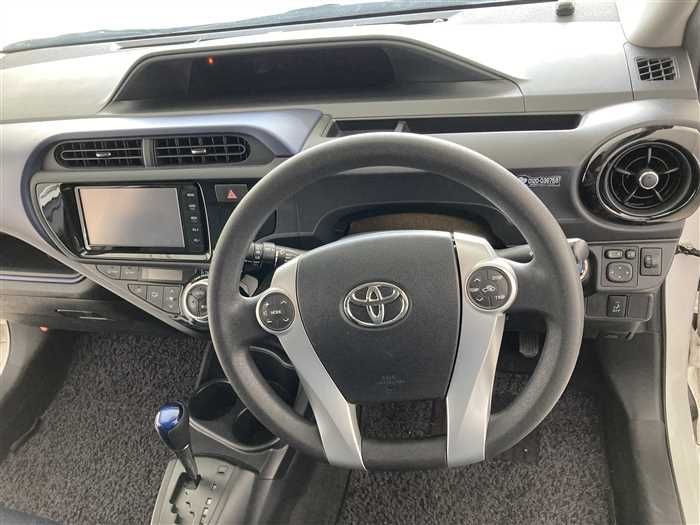 2015 Toyota Aqua DAA-NHP10 (UW-6a0e683704815)[16]