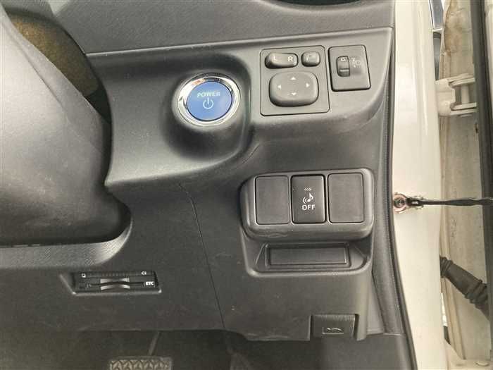 2015 Toyota Aqua DAA-NHP10 (UW-6a0e683704815)[17]