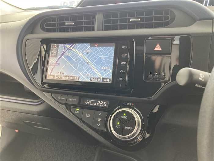 2015 Toyota Aqua DAA-NHP10 (UW-6a0e683704815)[18]