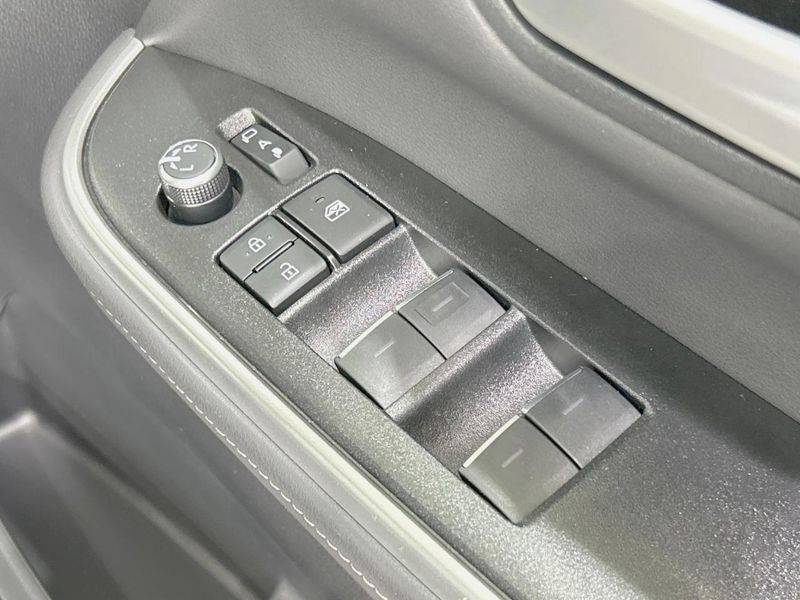 2023 Toyota Noah 6AA-ZWR90W (UW-69f0224599c1f)[23]