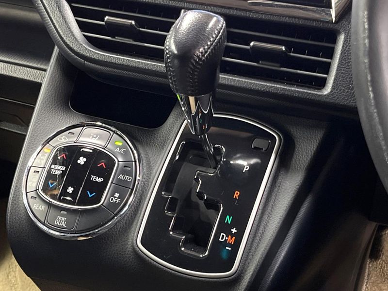 2015 Toyota Voxy DBA-ZRR80W (UW-69f56be76ba90)[9]