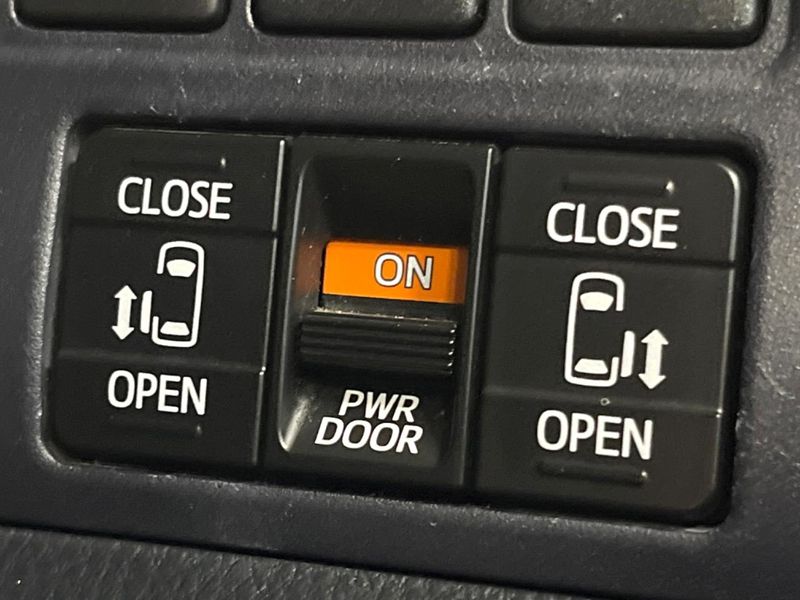 2015 Toyota Voxy DBA-ZRR80W (UW-69f56be76ba90)[20]
