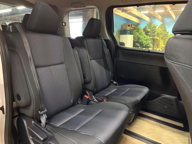 2015 Toyota Voxy DBA-ZRR80W (UW-69f56be76ba90)[25]