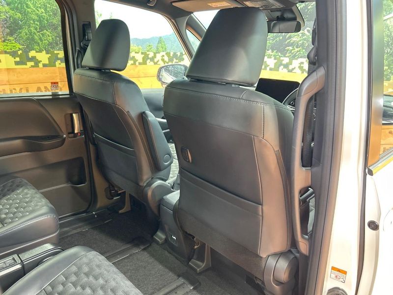 2023 Toyota Voxy 6AA-ZWR90W (UW-69f56c0a6422f)[28]