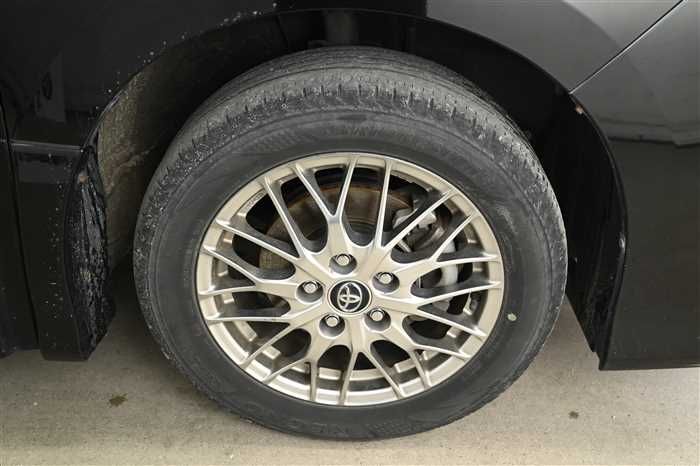 2016 Toyota Noah DAA-ZWR80W (UW-6a0e685e216f2)[6]