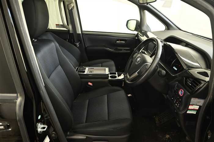 2016 Toyota Noah DAA-ZWR80W (UW-6a0e685e216f2)[8]