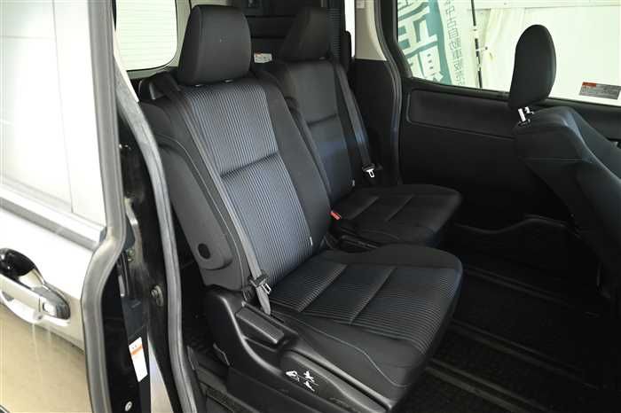 2016 Toyota Noah DAA-ZWR80W (UW-6a0e685e216f2)[9]