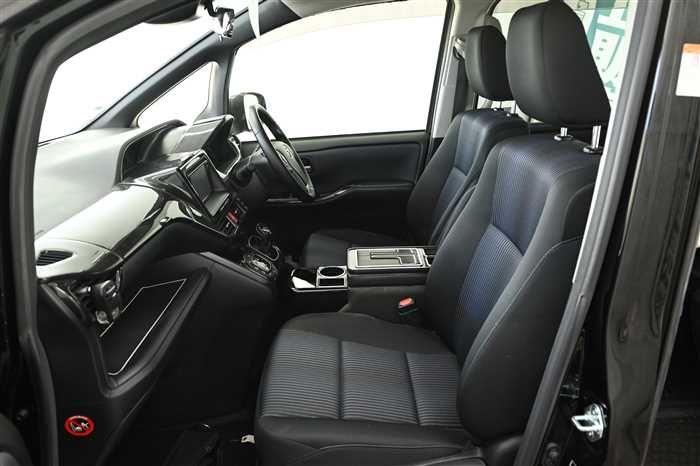 2016 Toyota Noah DAA-ZWR80W (UW-6a0e685e216f2)[11]