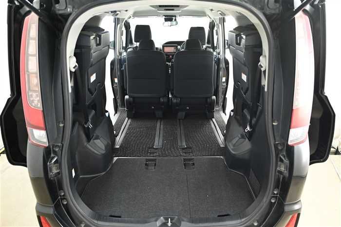 2016 Toyota Noah DAA-ZWR80W (UW-6a0e685e216f2)[12]