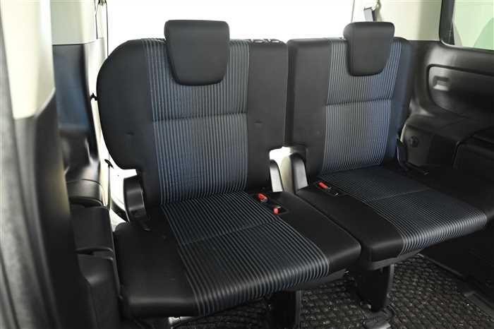 2016 Toyota Noah DAA-ZWR80W (UW-6a0e685e216f2)[13]