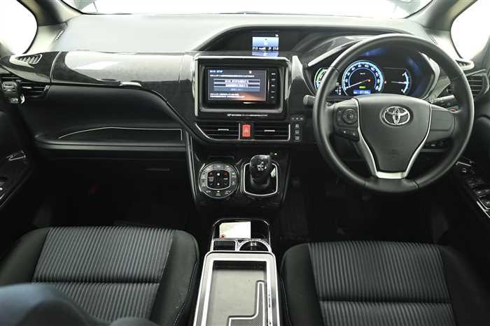 2016 Toyota Noah DAA-ZWR80W (UW-6a0e685e216f2)[16]