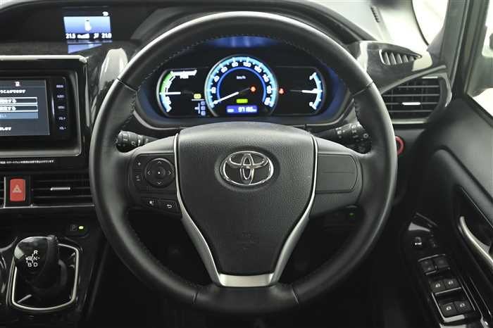 2016 Toyota Noah DAA-ZWR80W (UW-6a0e685e216f2)[17]