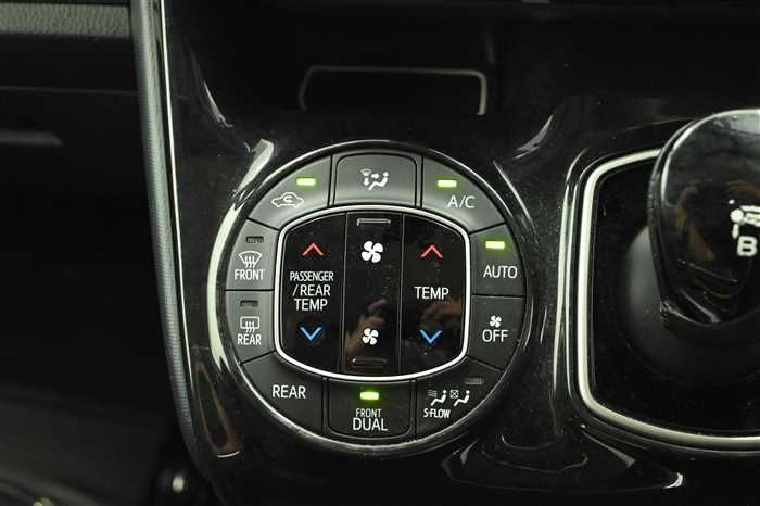 2016 Toyota Noah DAA-ZWR80W (UW-6a0e685e216f2)[23]