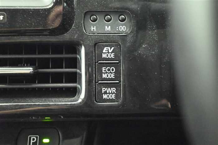 2016 Toyota Noah DAA-ZWR80W (UW-6a0e685e216f2)[24]