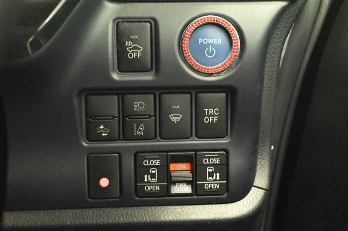 2016 Toyota Noah DAA-ZWR80W (UW-6a0e685e216f2)[25]