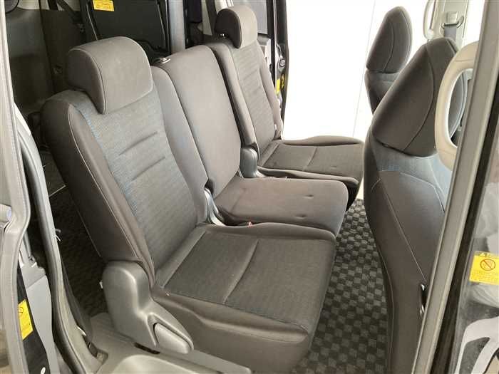 2009 Toyota Voxy DBA-ZRR70W (UW-6a0e686033f35)[10]