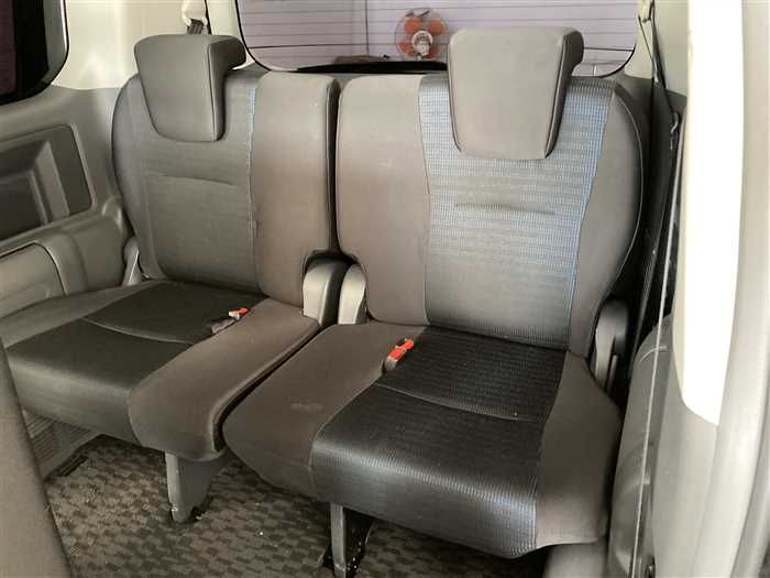 2009 Toyota Voxy DBA-ZRR70W (UW-6a0e686033f35)[13]