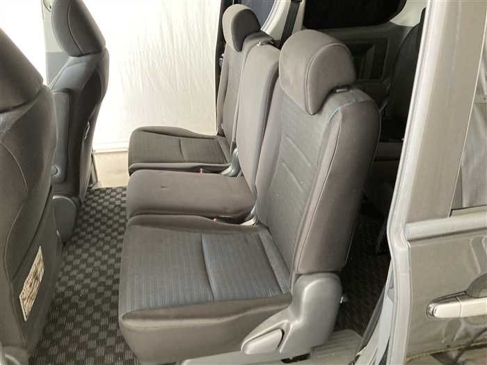2009 Toyota Voxy DBA-ZRR70W (UW-6a0e686033f35)[14]