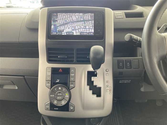 2009 Toyota Voxy DBA-ZRR70W (UW-6a0e686033f35)[17]