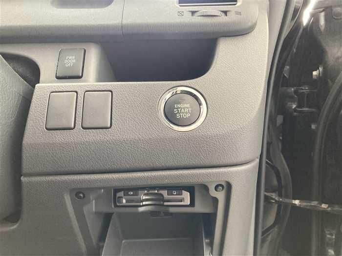 2009 Toyota Voxy DBA-ZRR70W (UW-6a0e686033f35)[19]