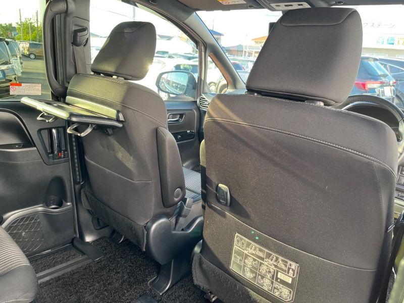 2017 Toyota Voxy DBA-ZRR80W (UW-6a01476c1ec0b)[25]