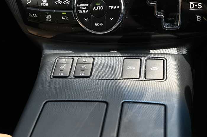 2014 Toyota Estima AHR20W (UW-6a0e682f7bc4d)[27]
