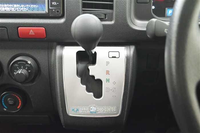 2020 Toyota Hiace Van KDH200V (UW-6a0e6840314b4)[17]