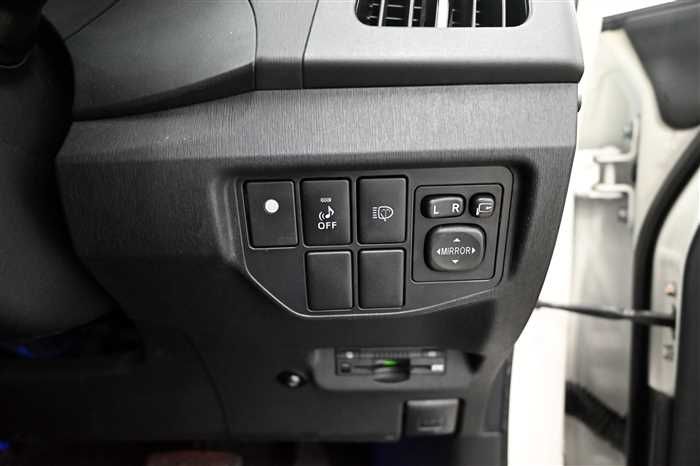 2013 Toyota Prius ZVW30 (UW-6a0e6841ab9b8)[12]