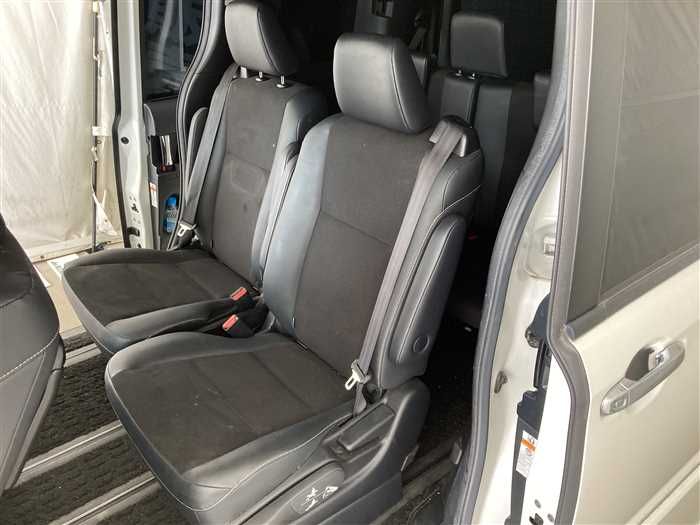 2018 Toyota Noah DBA-ZRR80W (UW-6a0e681b6f8fe)[14]