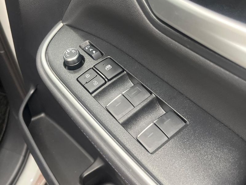 2024 Toyota Voxy 6BA-MZRA90W (UW-6a0d26c4296f7)[18]