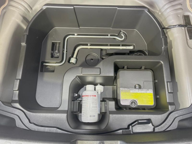 2016 Toyota Aqua DAA-NHP10 (UW-6a126cda2ba53)[13]