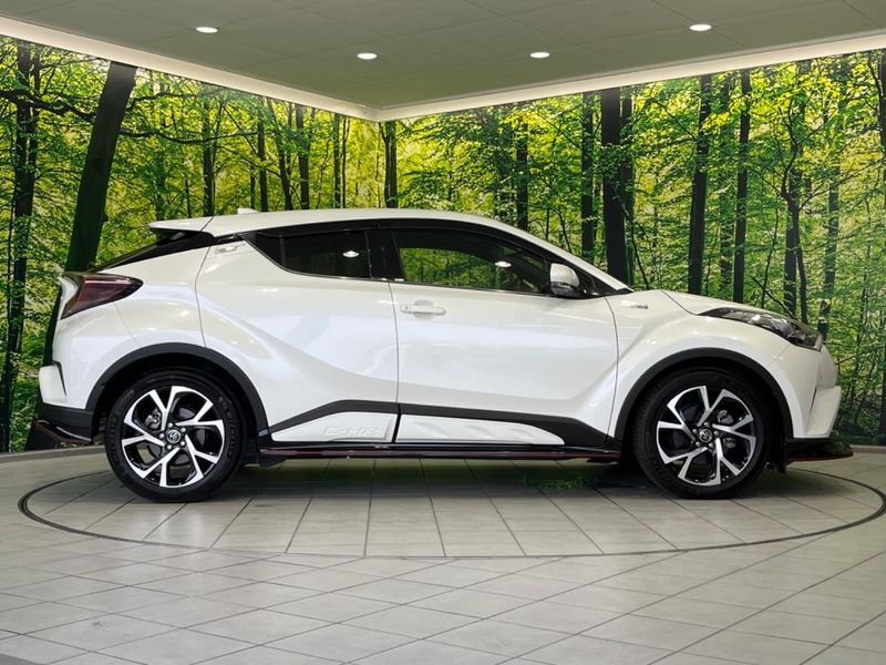 2017 Toyota C-HR DAA-ZYX10 (UW-6a126d652463e)[19]
