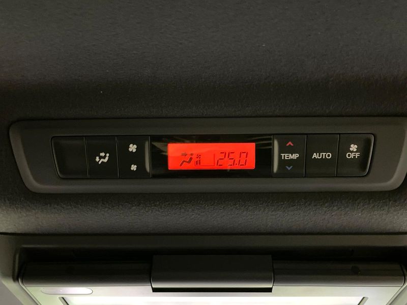 2019 Toyota Voxy DBA-ZRR80W (UW-6a19052ec2ac4)[16]