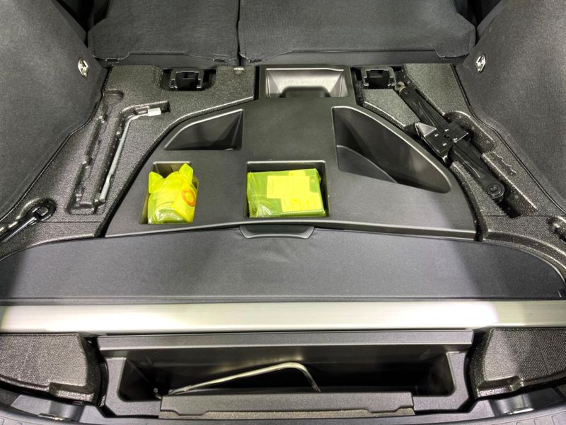 2019 Toyota Prius DAA-ZVW55 (UW-6a1e4aa0130b4)[8]