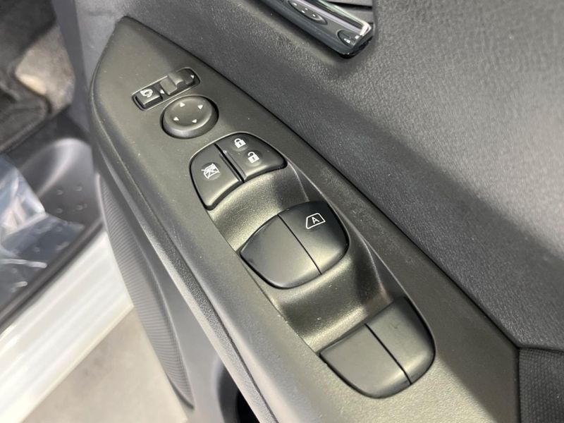 2017 Nissan Serena DAA-GFC27 (UW-6a1f9a782976d)[25]