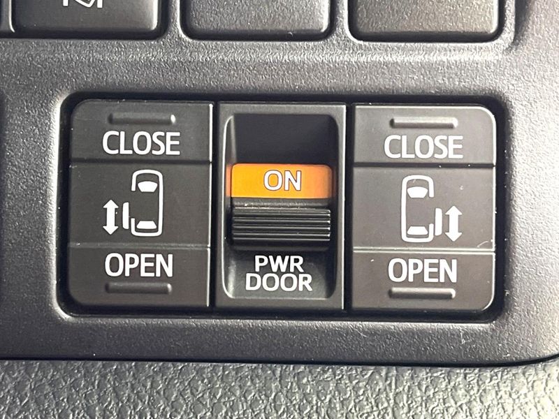 2018 Toyota Voxy DBA-ZRR80W (UW-6a223fc1083d3)[13]