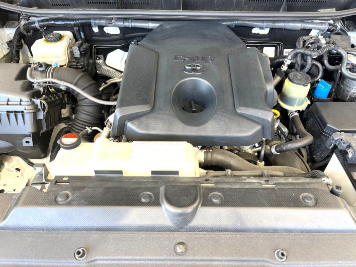 2016 Toyota Land Cruiser Prado LDA-GDJ150W (UW-6a238f57d105c)[4]