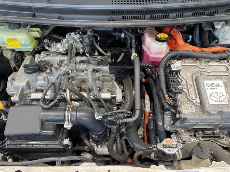2015 Toyota Aqua DAA-NHP10 (UW-6a239095916d1)[4]