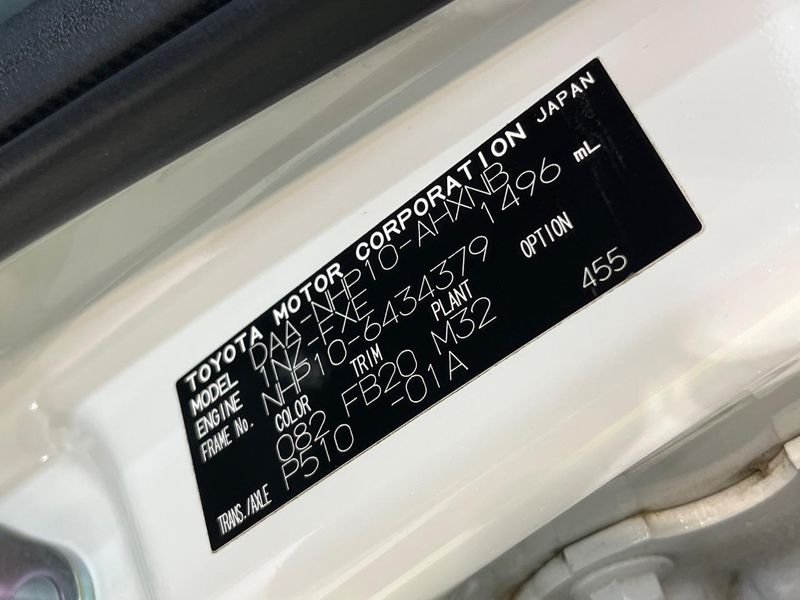 2015 Toyota Aqua DAA-NHP10 (UW-6a239095916d1)[1]